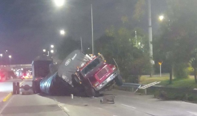 Afectación vial en autopista Norte con calle 146 por volcamiento de camión