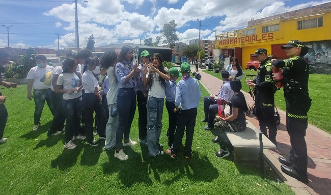 Jornada de embellecimiento e integración en el parque de la Urbanización Nogales, Suba