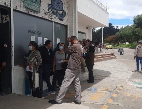 Adultos mayores de Suba denuncian falta de respeto a filas preferenciales en Evedisa