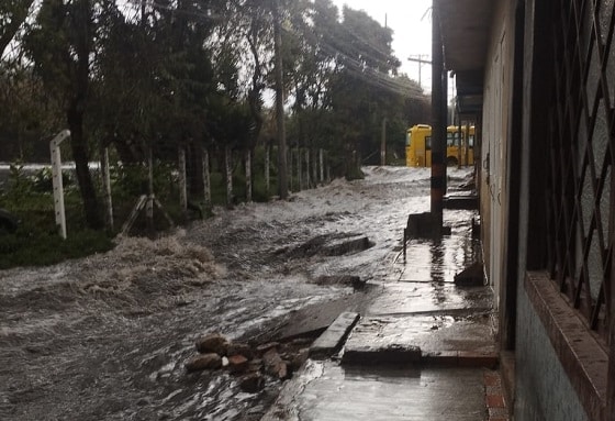 Fuertes lluvias causan inundaciones en 10 barrios de Suba