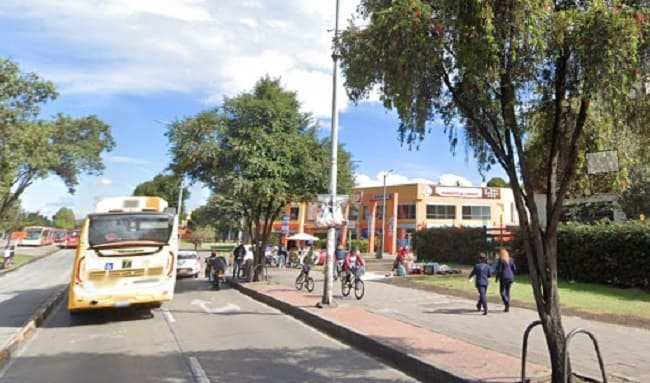 Peatones en riesgo en la avenida Suba cerca de la estación de TransMilenio de La Campiña