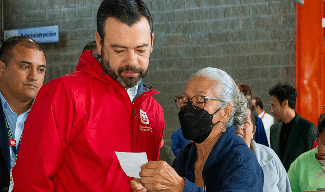 Alcalde Galán recorrió el SuperCADE de Suba: escuchó y habló con la ciudadanía