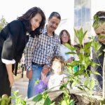 Sec. de Ambiente rinde homenaje a Estefanía Franco y planta árbol en su memoria