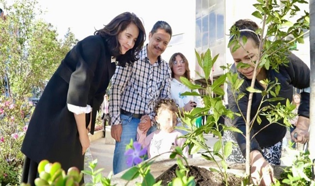 Sec. de Ambiente rinde homenaje a Estefanía Franco y planta árbol en su memoria