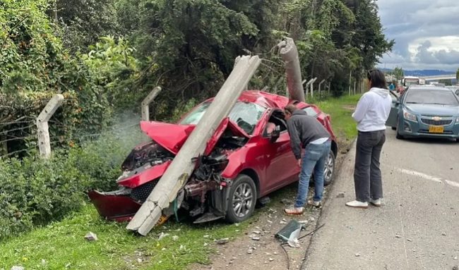 Impactante accidente en la autopista norte: vehículo choca contra poste y se parte en dos