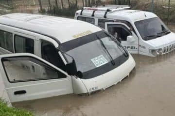 Inundaciones atraparon buses escolares y de servicio público en la Autopista Norte en Bogotá