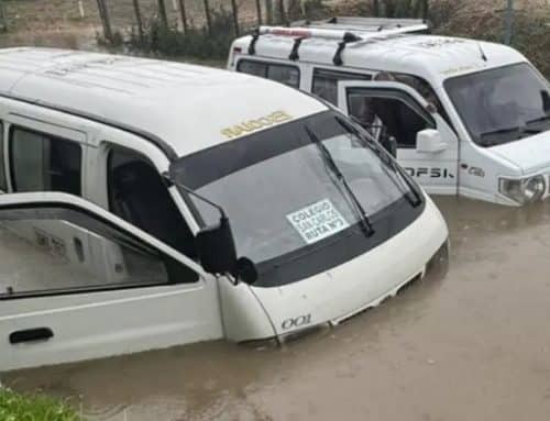 Inundaciones atraparon buses escolares y de servicio público en la Autopista Norte en Bogotá