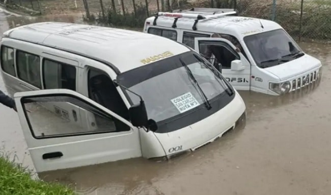 Inundaciones atraparon buses escolares y de servicio público en la Autopista Norte en Bogotá