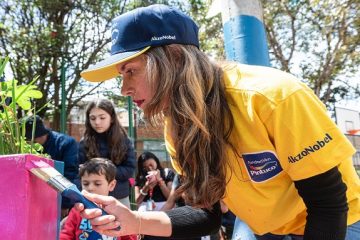 Los habitantes de Villa María en Suba renovaron su cancha polideportiva con mucho color