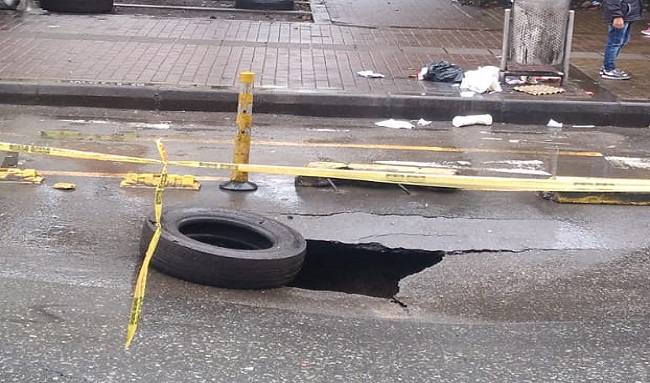 Otro cráter vuelve a hundir el pavimento en la calle 139 con carrera 112B cerca al barrio Puerta del Sol, Suba