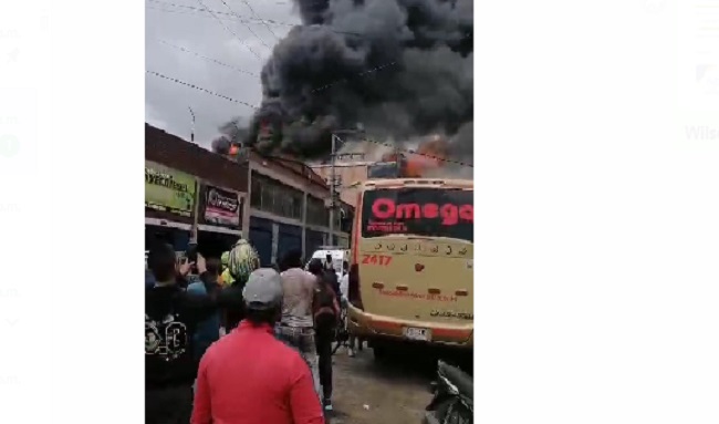 Grave incendio se registra San Andresito de San José, Bogotá