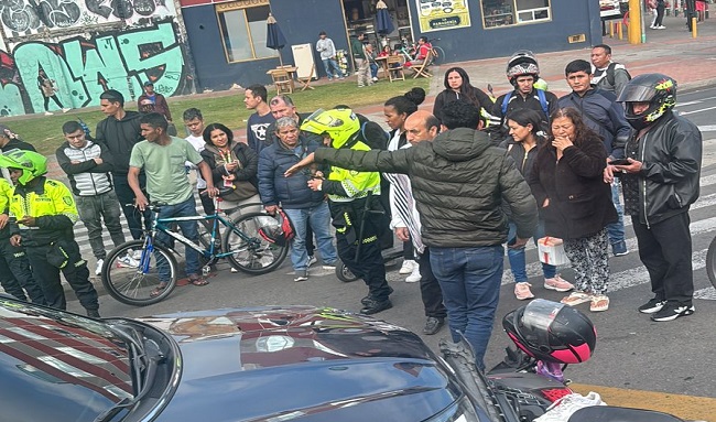 Choque entre camioneta y motociclistas en Suba deja heridos