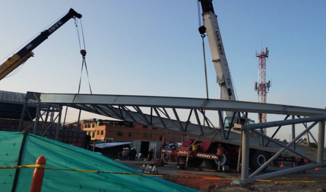 Colapso de puente peatonal en Madrid genera caos vial en Cundinamarca