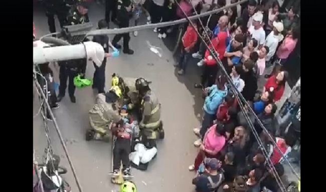 Basculante cae de cuarto piso e hiere a transeúnte en Suba