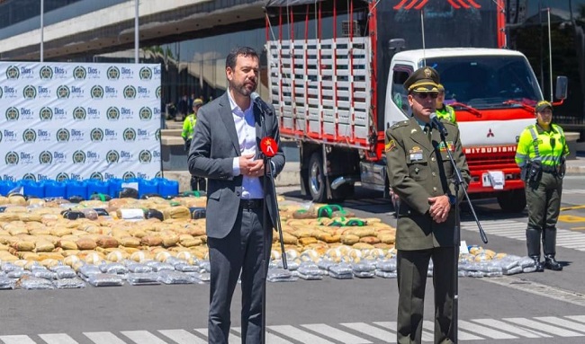 Autoridades incautaron gigantesco cargamento de marihuana y químicos en Bogotá