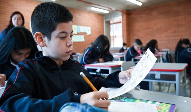 El 100% de los estudiantes de colegio con alerta de riesgo, fueron reasignados