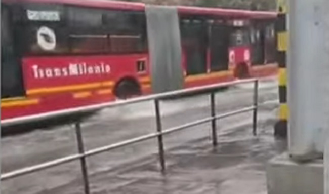 Fuertes lluvias generan inundaciones y caída de árboles en Suba