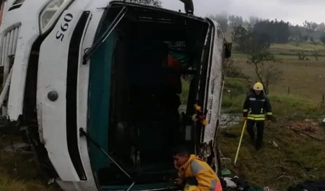 Trágico accidente en Ubaté: bus con trabajadores de flores se salió de la vía y dejó una persona muerta y 25 heridas