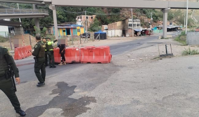 Manifestaciones ciudadanas bloquean la vía Bogotá-Girardot en el sector Boquerón