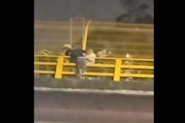 Video: autoridades rescataron a un hombre que intentaba lanzarse desde en el ‘Puente de la Vida’ en Suba