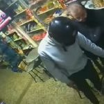 Ladrones disfrazados de domiciliarios asaltan a comerciante en Victoria Norte