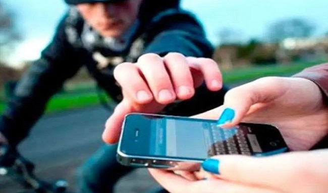 Ladrón en bicicleta roba celular en la Avenida Suba con Cali