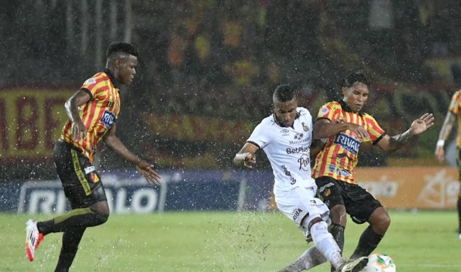 Deportivo Pereira vs. Tolima: Partido suspendido por lluvia y reanudado a puerta cerrada