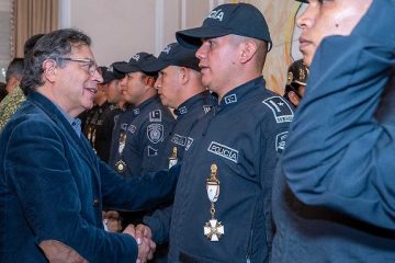 Presidente Petro condecoró a 29 uniformados que participaron en la Operación Perseo que se desarrolla en el Cauca