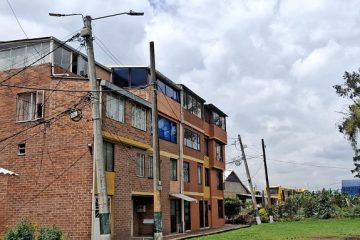 Alerta en Fontanar del Río, Suba: Postes de luz amenazan con colapsar y ponen en riesgo a viviendas