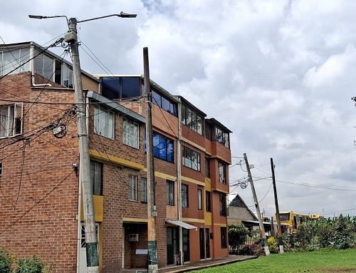 Alerta en Fontanar del Río, Suba: Postes de luz amenazan con colapsar y ponen en riesgo a viviendas