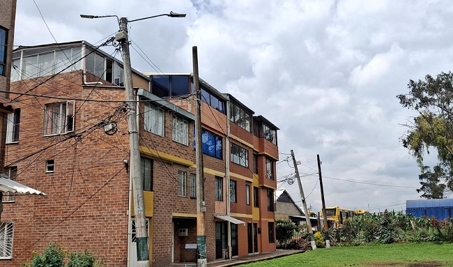 Alerta en Fontanar del Río, Suba: Postes de luz amenazan con colapsar y ponen en riesgo a viviendas