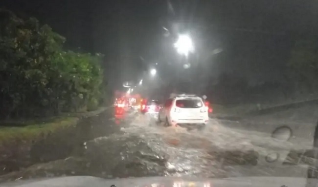 Autopista norte de Bogotá inundada: Paso restringido por fuertes lluvias