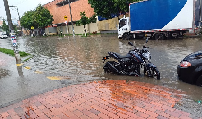 Las intensas lluvias han causado inundaciones en los alrededores de varios conjuntos residenciales de Suba