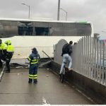 Colapsa la movilidad en Bogotá, bus choco contra estación de TransMilenio  