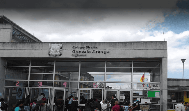 Colegio Gonzalo Arango en crisis: niños sin aulas y maestros improvisando clases