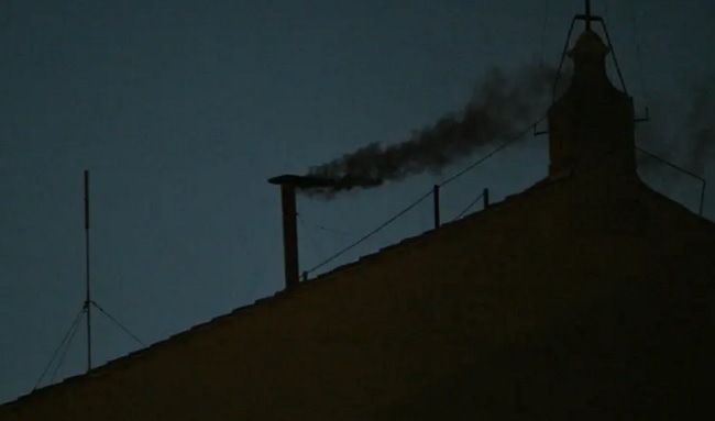 Humo negro señala primer intento fallido en la elección del nuevo Papa