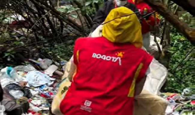 Alcaldía de Suba y autoridades recuperan espacio público y decomisan armas blancas en operativo en El Pinar