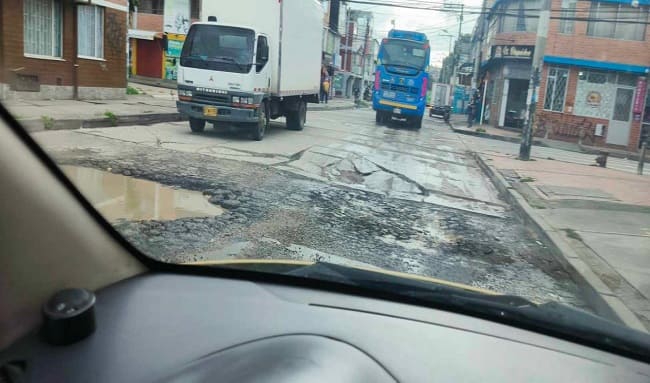 Vecinos de Almendros de Suba denuncian el abandono de la vía principal