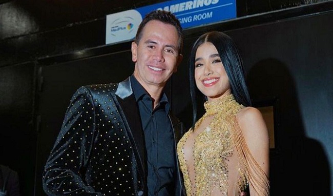 ¡Jhonny Rivera y Jenny López sellan su amor con un «sí, acepto» en el Movistar Arena!