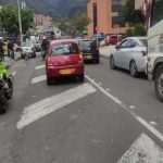 Mal parqueo en cruce clave bloquea paso del transporte público