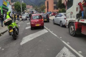 Mal parqueo en cruce clave bloquea paso del transporte público