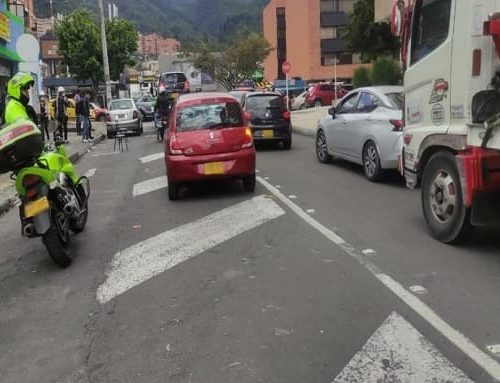 Mal parqueo en cruce clave bloquea paso del transporte público