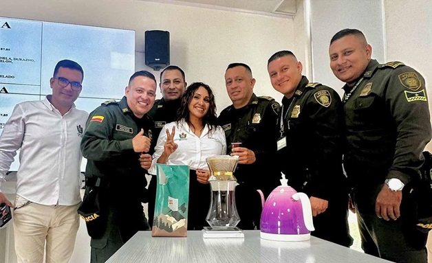 Policías del Tolima se forman en barismo para promover el café especial del departamento