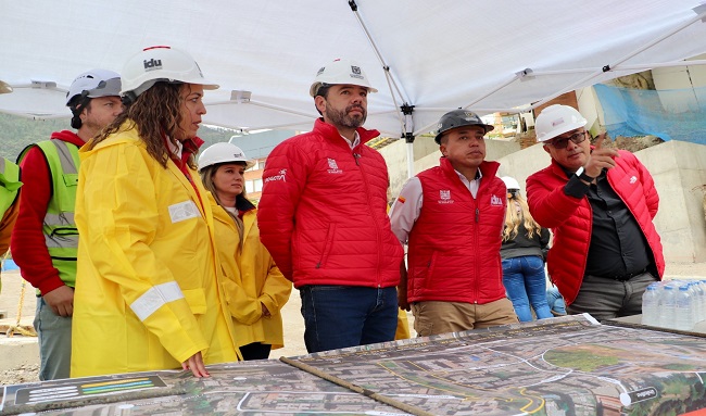 Alcalde Galán y director Molano verificaron avances de la obra de Valorización de la calle 45 entre carreras 5 y 7: una deuda de casi 30 años