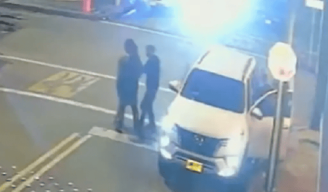 Delincuentes roban camioneta a padre e hijo y hasta las hamburguesas se llevaron
