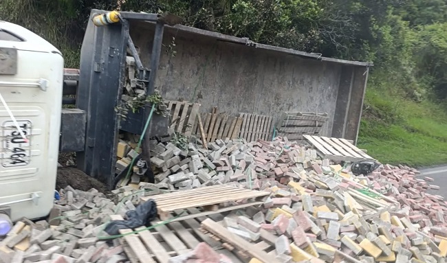 Camión con ladrillos se volcó en Vía Tausa-Ubaté: Restringe el tráfico