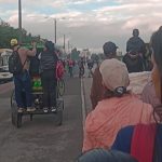 Motociclista solidario auxilia a afectados por el colapso vial en la calle 80