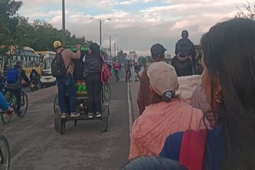 Motociclista solidario auxilia a afectados por el colapso vial en la calle 80