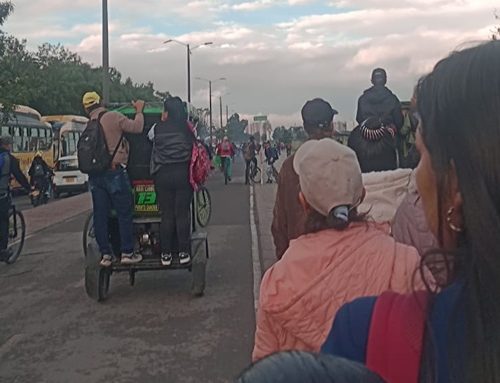 Motociclista solidario auxilia a afectados por el colapso vial en la calle 80