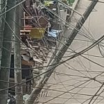 ¡Alerta en Bilbao! Poste a punto de caer pone en riesgo a residentes y transeúntes